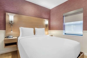 Hypo-allergenic bedding, in-room safe, iron/ironing board, free WiFi