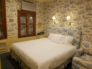 Deluxe Room, 1 King Bed | Hypo-allergenic bedding, in-room safe, iron/ironing board, free WiFi - Mayfair New York (New York)