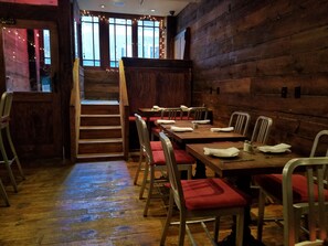 Déjeuner et dîner servis sur place, spécialités Cuisine italienne