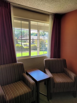 Standard Room, 1 King Bed, Non Smoking, Courtyard View | Premium bedding, pillow-top beds, individually decorated