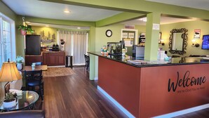Una cocina moderna con una isla central, un comedor con mesa y sillas, y una sala de estar con sofá.
