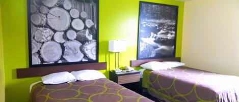 Rom, 2 dobbeltsenger, ikke-røyk | Skrivebord, wi-fi (inkludert) og sengetøy