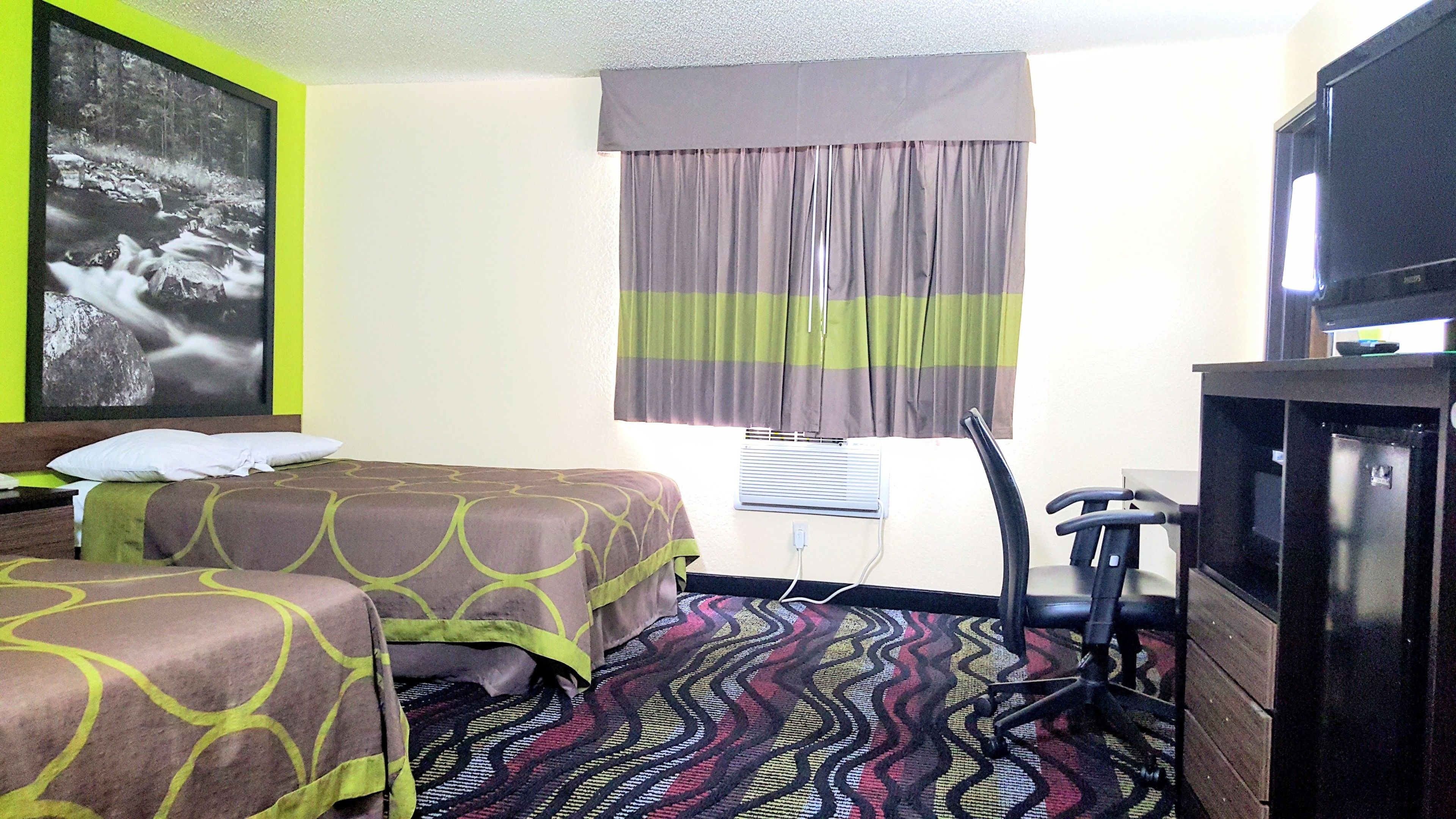 Photo - Super 8 by Wyndham Richmond/Broad Street