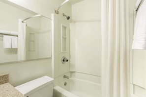 Bañera con ducha, artículos de tocador gratuitos, secador de pelo