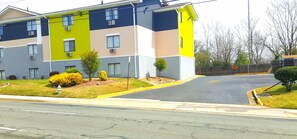 Property entrance - Super 8 by Wyndham Richmond/Broad Street (Richmond)