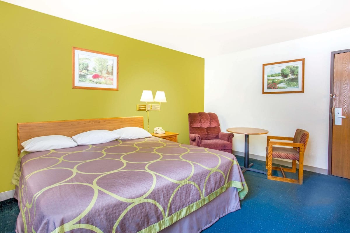 Room, 1 Katil Raja (King), Non Smoking | Meja, Wi-fi percuma, cadar katil