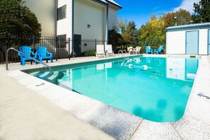 Seasonal outdoor pool - Days Inn by Wyndham Corvallis (Corvallis)