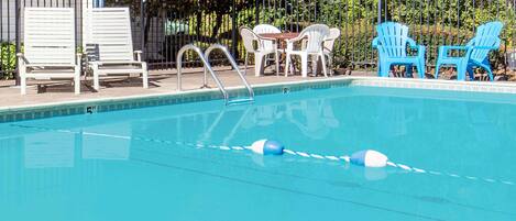 Kolam renang outdoor musiman