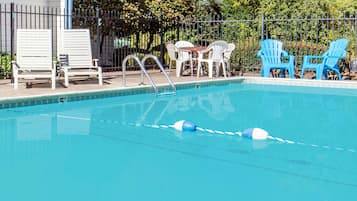 Una piscina al aire libre de temporada