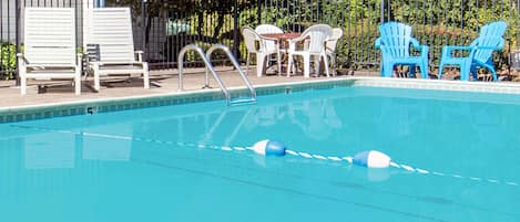 Piscine extérieure en saison