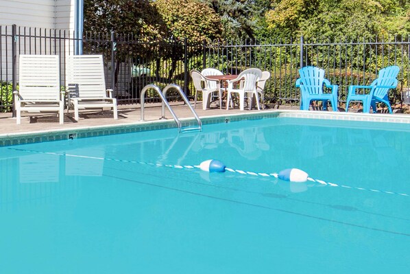 Piscine extérieure en saison