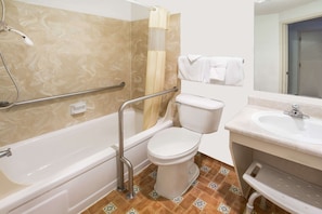 Combined shower/bathtub, free toiletries, hair dryer, towels