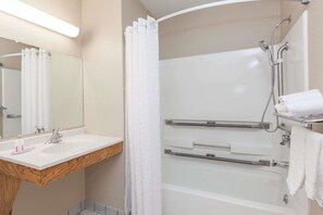 Chambre, accessible aux personnes à mobilité réduite | Salle de bain | Ensemble baignoire-douche, articles de toilette (gratuits)