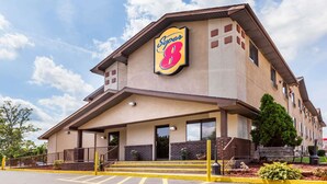 Un hôtel de la chaîne Super 8, reconnaissable à son enseigne bien visible, à son entrée abritée et à son espace de stationnement.