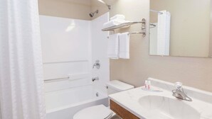 Une salle de bain moderne avec une baignoire, des toilettes et un lavabo.