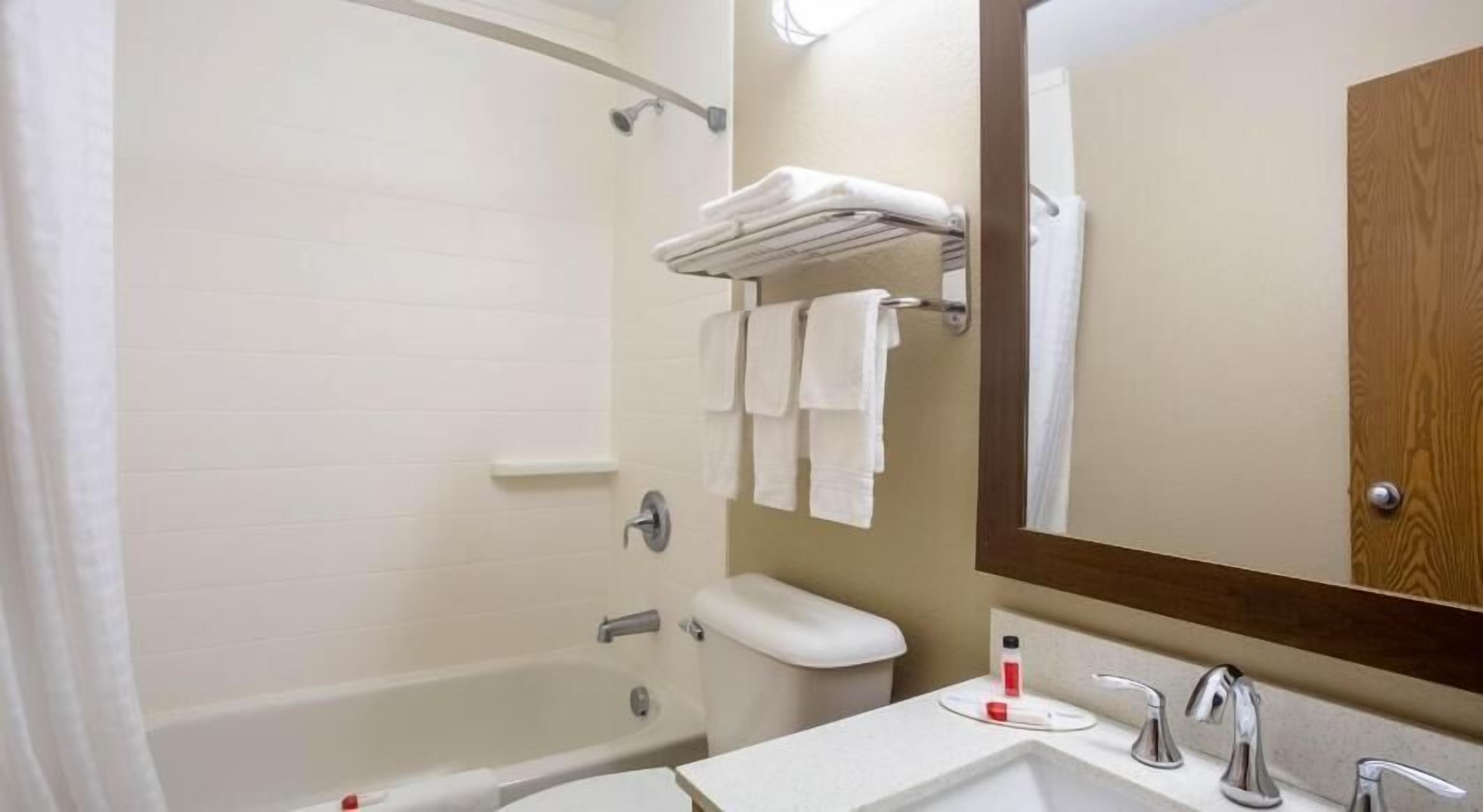 Bathroom | Combined shower/bathtub, hair dryer, towels