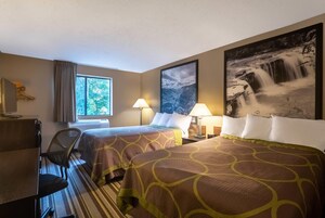 Ropa de cama de alta calidad y caja de seguridad en la habitación