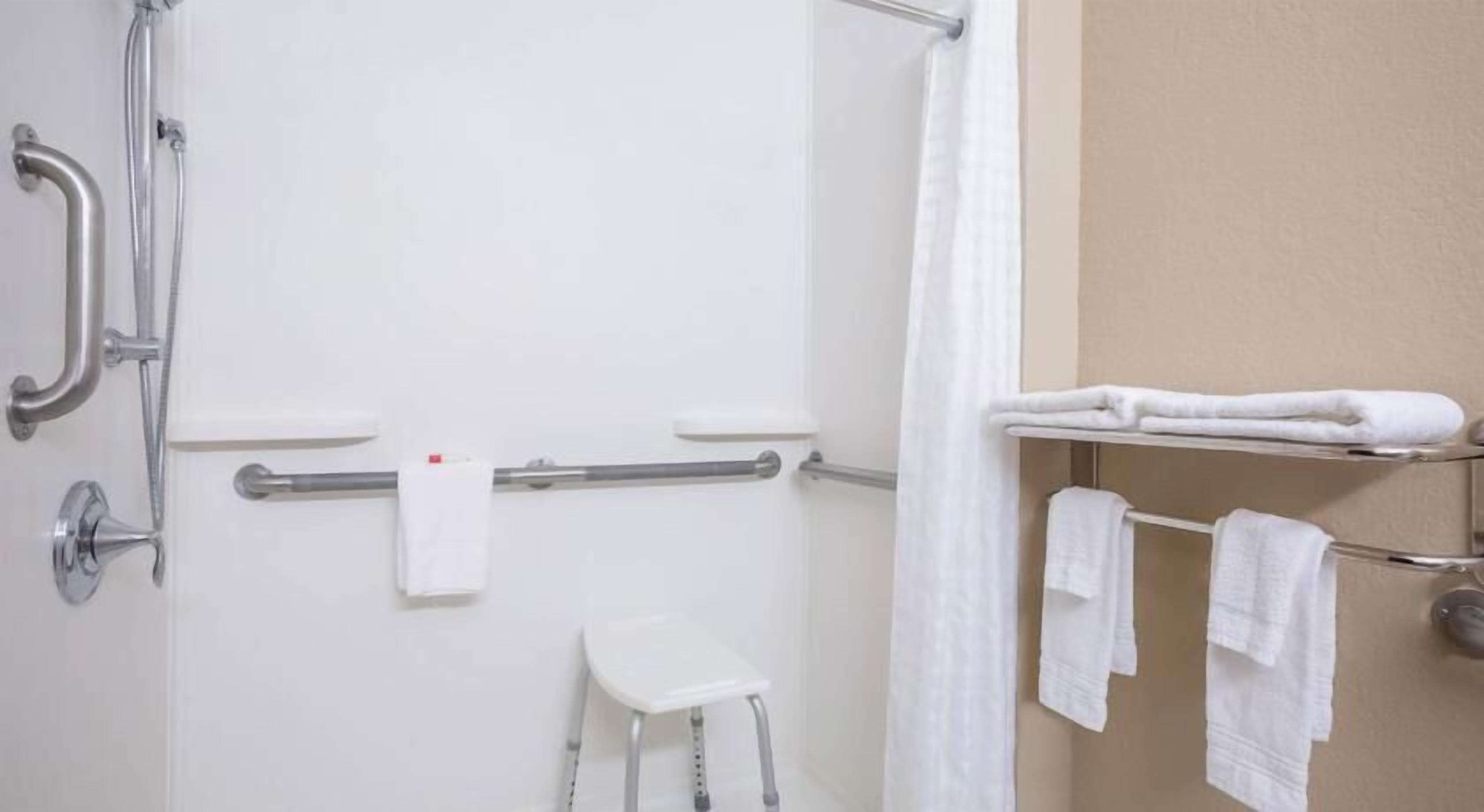 Bathroom | Combined shower/bathtub, hair dryer, towels