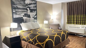 Escriptori, espai de treball apte per a portàtils i cortines opaques