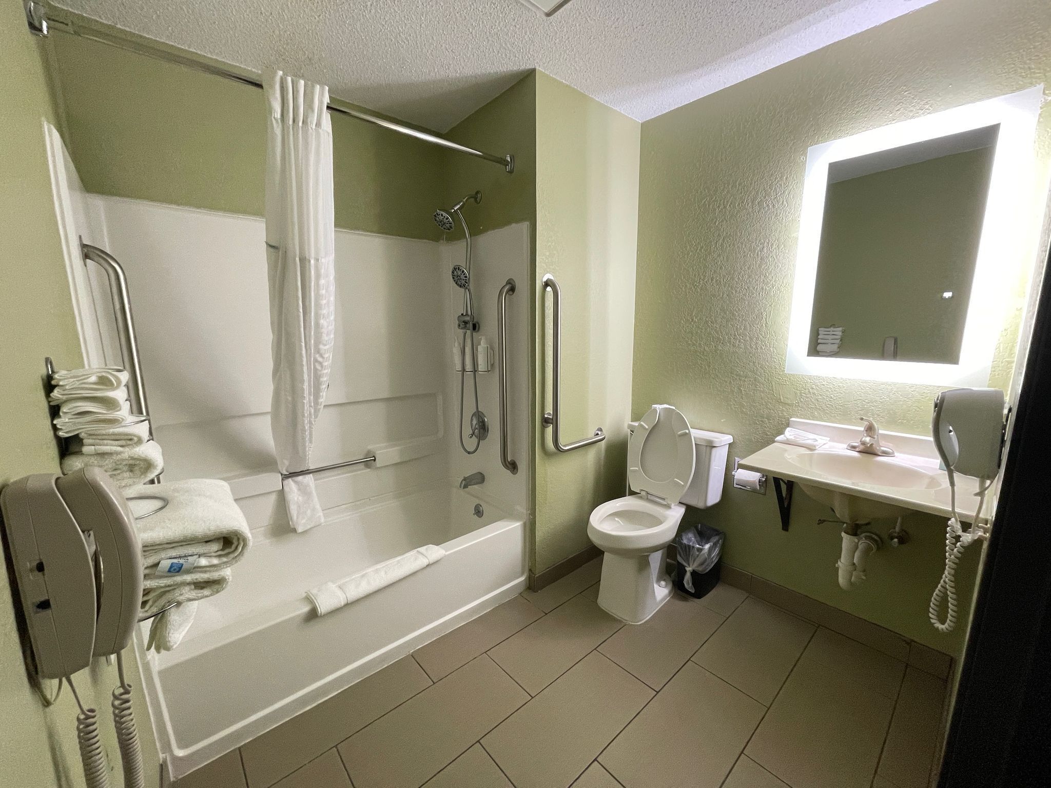 Un baño con bañera, inodoro y lavamanos.