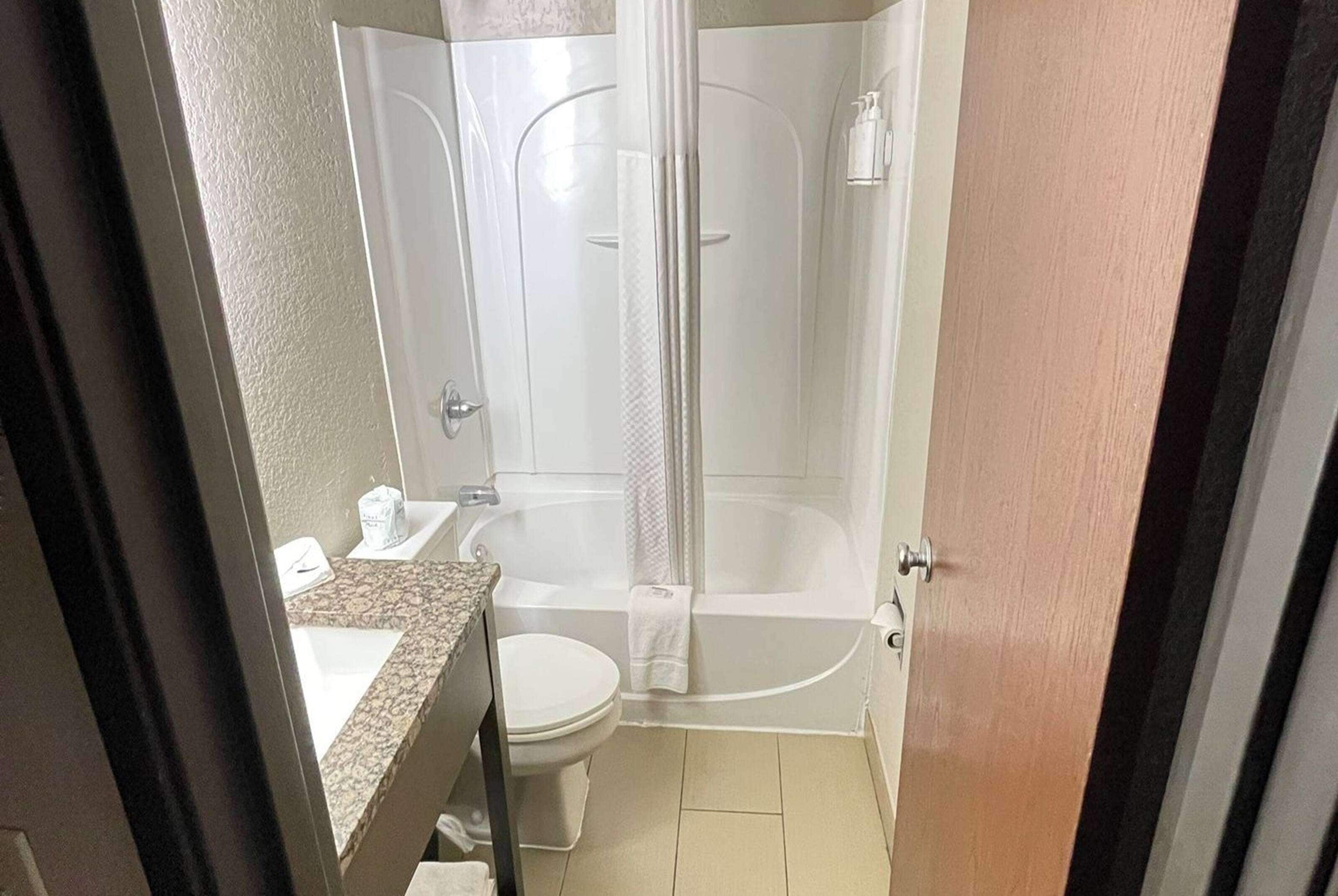 Combined shower/tub, free toiletries, hair dryer, towels