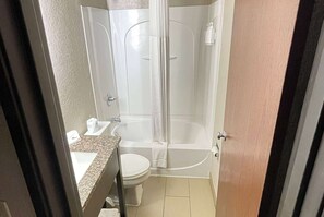 Combined shower/tub, free toiletries, hair dryer, towels - Super 8 by Wyndham Ithaca (Ithaca)