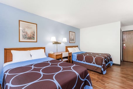 Caja de seguridad en la habitaciĂłn, escritorio y cortinas blackout