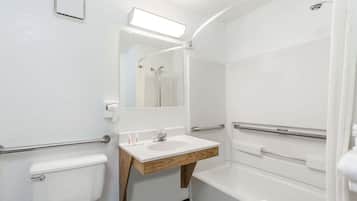 ルーム ダブルベッド 1 台 バリアフリー 禁煙 (Bathtub) | バスルーム | シャワー付き浴槽、バスアメニティ (無料)、ヘアドライヤー、タオル