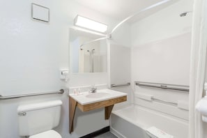 Chambre, 1 lit double, accessible aux personnes à mobilité réduite, non-fumeur (Bathtub) | Salle de bain | Ensemble baignoire-douche, articles de toilette (gratuits)