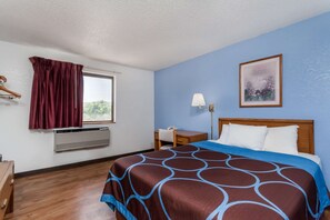 セーフティボックス (室内)、デスク、遮光カーテン、アイロン / アイロン台