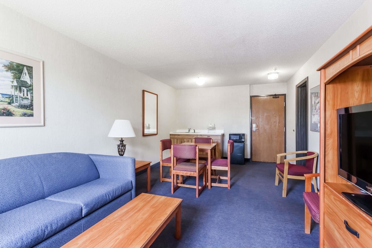 Suite, 1 kingsize-seng, ikke-røyk (One-Bedroom Suite) | Safe på rommet, skrivebord, blendingsgardiner og strykejern/-brett