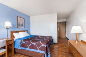 客房内保险箱、办公桌、遮光窗帘、熨斗/熨板