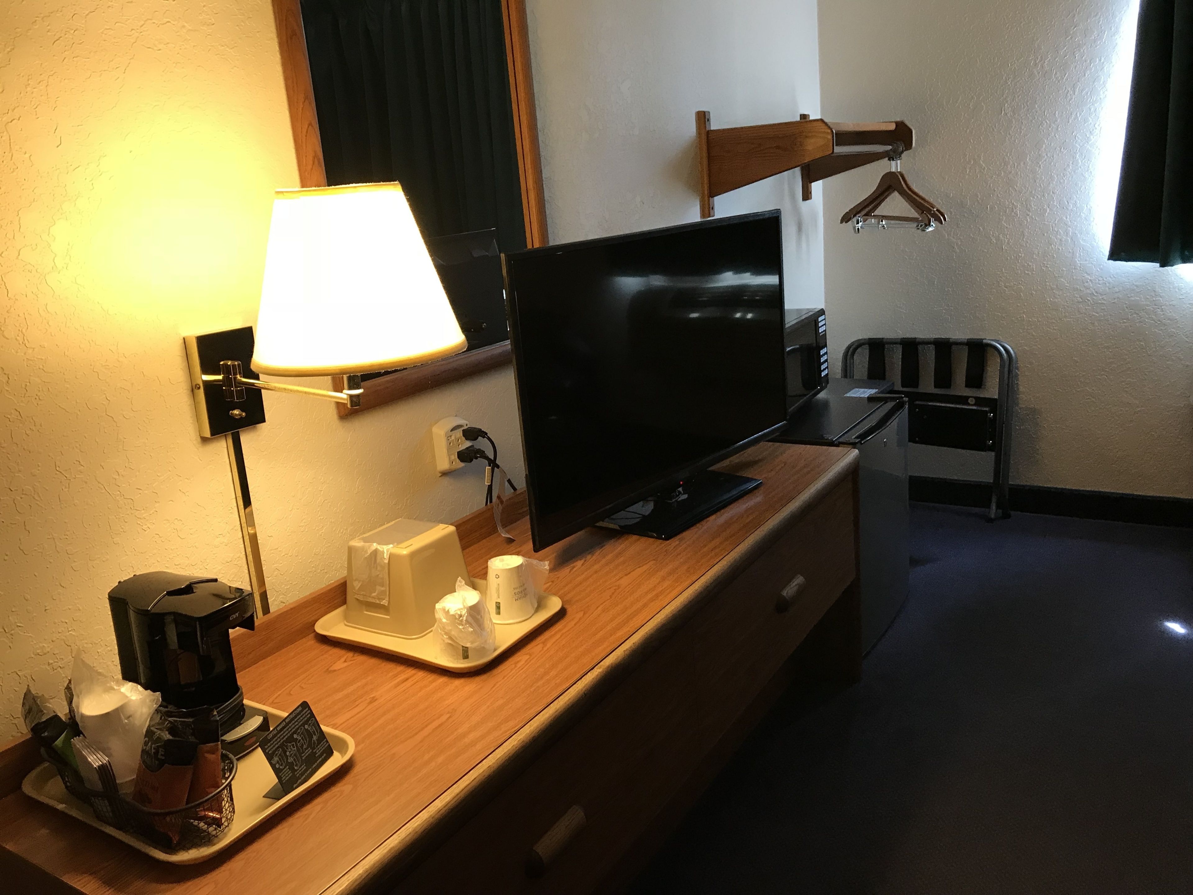 Room, 1 Double Bed, Accessible, Non Smoking (Mobility/Hearing, Tub w/Grab Bars) | In-room safe, desk, blackout drapes, iron/ironing board