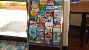 Exposição de guias de viagem e mapas dentro de um edifício.
