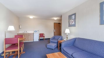 Suite, 1 King Bed, Non Smoking (One-Bedroom Suite) | In-room safe, desk, blackout drapes, iron/ironing board