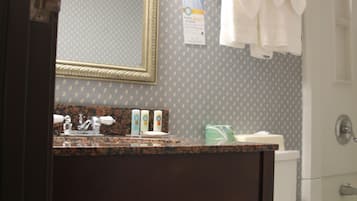 Combined shower/tub, free toiletries, hair dryer, towels