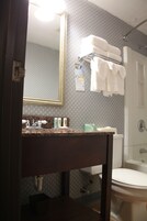 Bañera con ducha, artículos de tocador gratuitos, secador de pelo