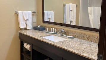 Combined shower/tub, free toiletries, hair dryer, towels