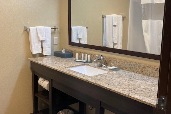 Combined shower/tub, free toiletries, hair dryer, towels
