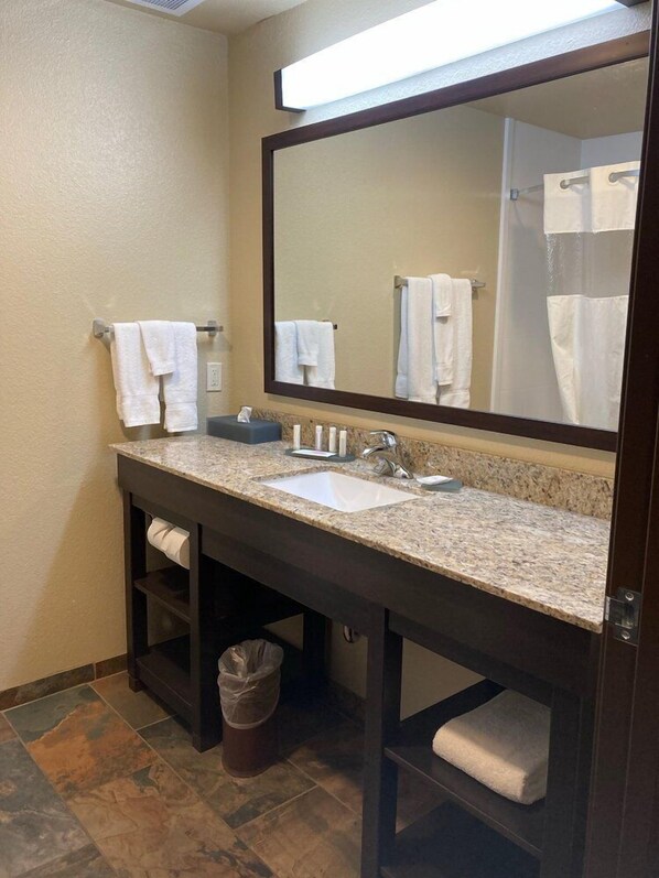 Combined shower/bathtub, free toiletries, hair dryer, towels