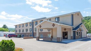 Un hôtel à plusieurs étages doté d’une entrée couverte et d’un espace de stationnement.