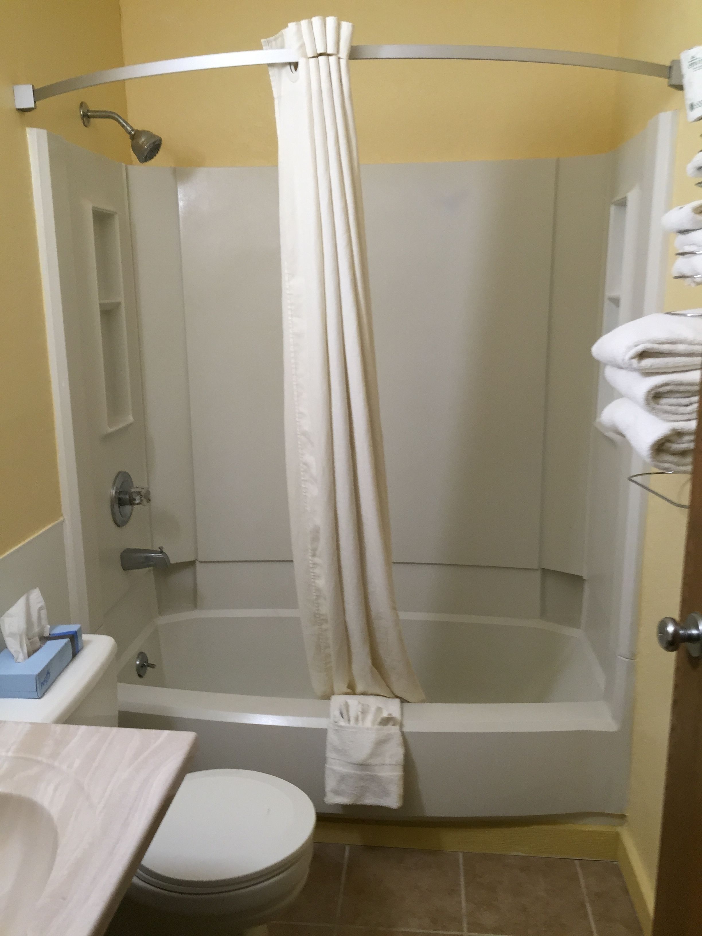 Combined shower/tub, free toiletries, hair dryer, towels