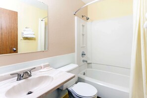 Combined shower/bathtub, free toiletries, hair dryer, towels