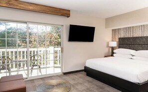 Deluxe Room, 1 King Bed, Courtyard View | Terrace/patio