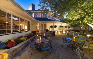 Breakfast, dinner, brunch served; American cuisine, garden views 