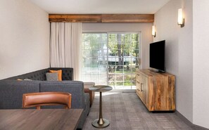 Deluxe-Studiosuite, 1 Schlafzimmer, Blick auf den Innenhof | Wohnbereich
