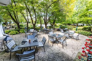 Breakfast, dinner, brunch served; American cuisine, garden views 