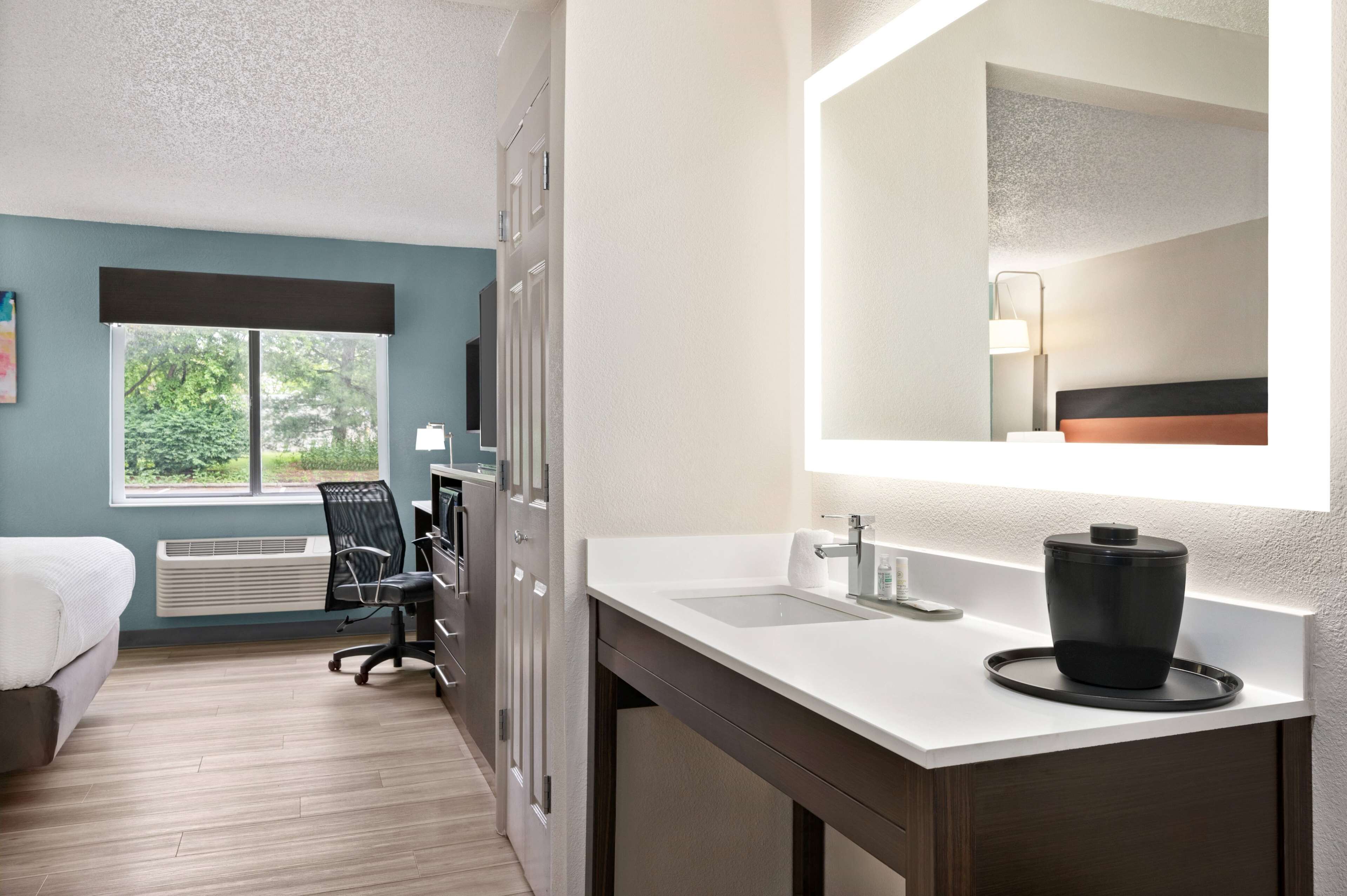 Room, 1 Double Bed, Accessible (Mobility/Hearing Impaired Accessible) | Premium bedding, pillowtop beds, desk, laptop workspace