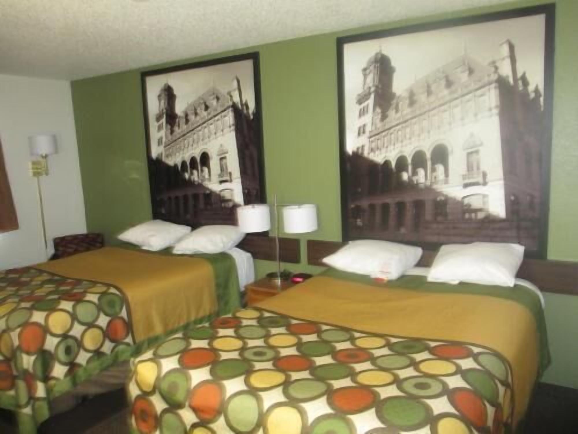 Zimmersafe, Schreibtisch, laptopgeeigneter Arbeitsplatz