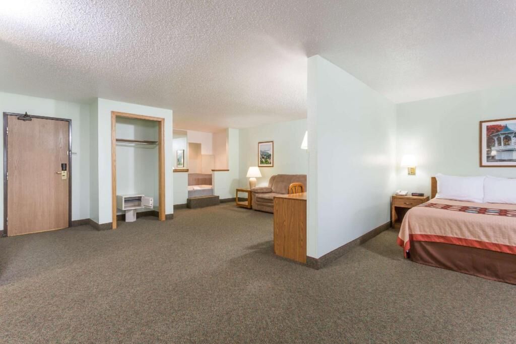 In-room safe, desk, iron/ironing board, free WiFi